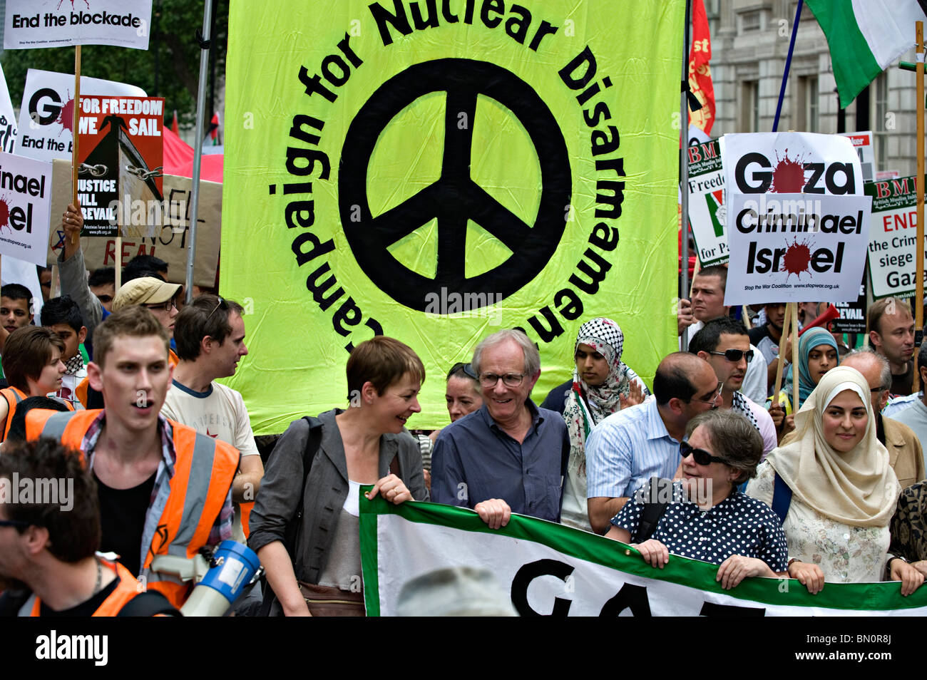 I partecipanti compresi Green MP Carol Lucas e drammaturgo Ken Loach a una dimostrazione contro il blocco israeliano della Striscia di Gaza nel 2010 Foto Stock