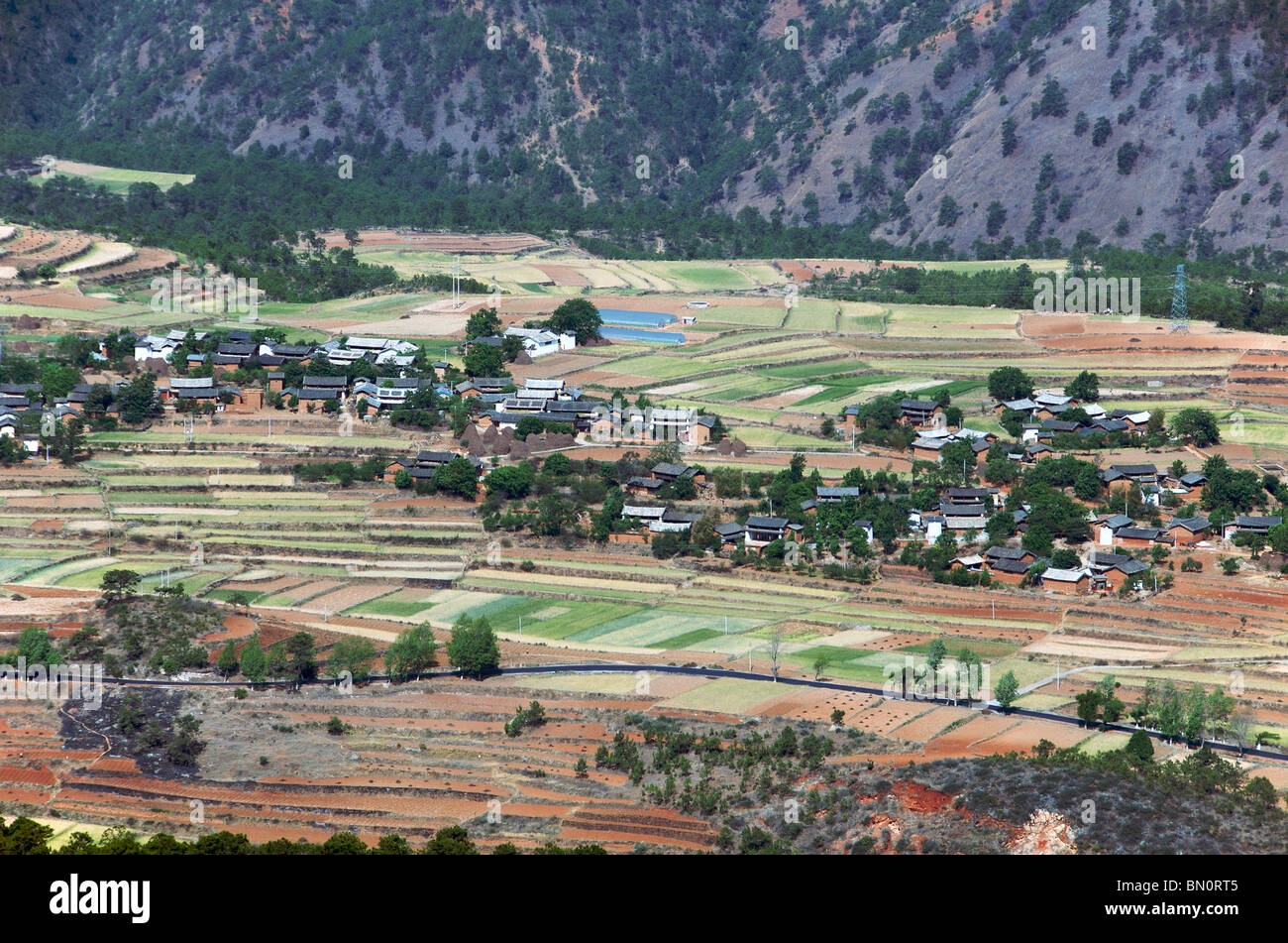 Valle fertile villaggio e superiore del Fiume Yangtse Yunnan in Cina Foto Stock