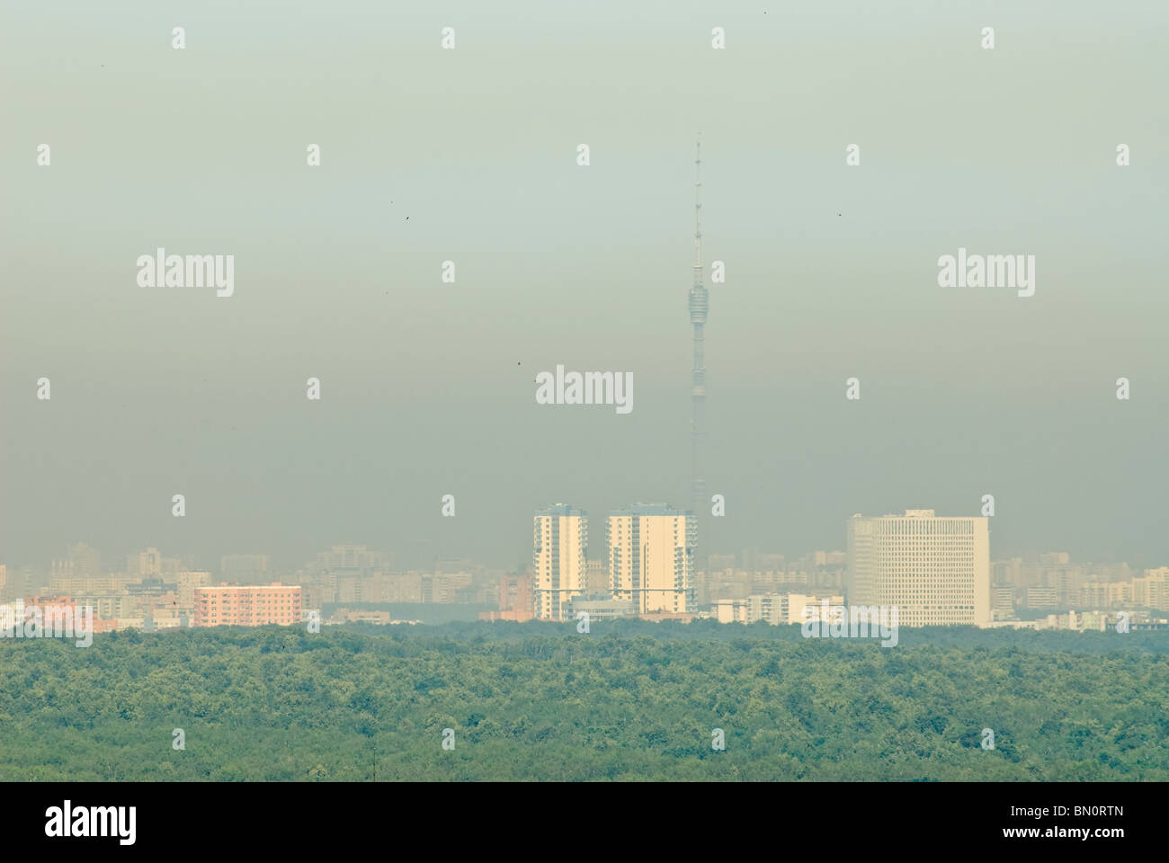 Lo smog sopra la città di Mosca. Federazione russa Foto Stock