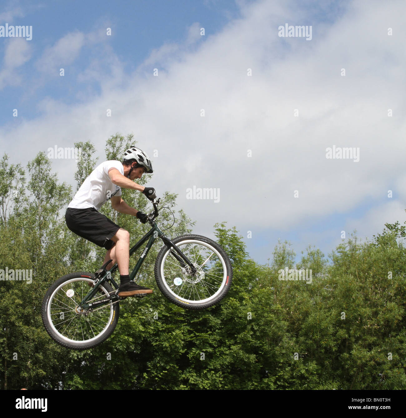 Alastair Clarkson. Ciclo del clan Team Stunt effettuando al grande Royal Highland Show 2010  Scottish Agricultural Society of Scotland, Regno Unito tenutasi a Ingliston, Edimburgo, Scozia, Regno Unito Foto Stock