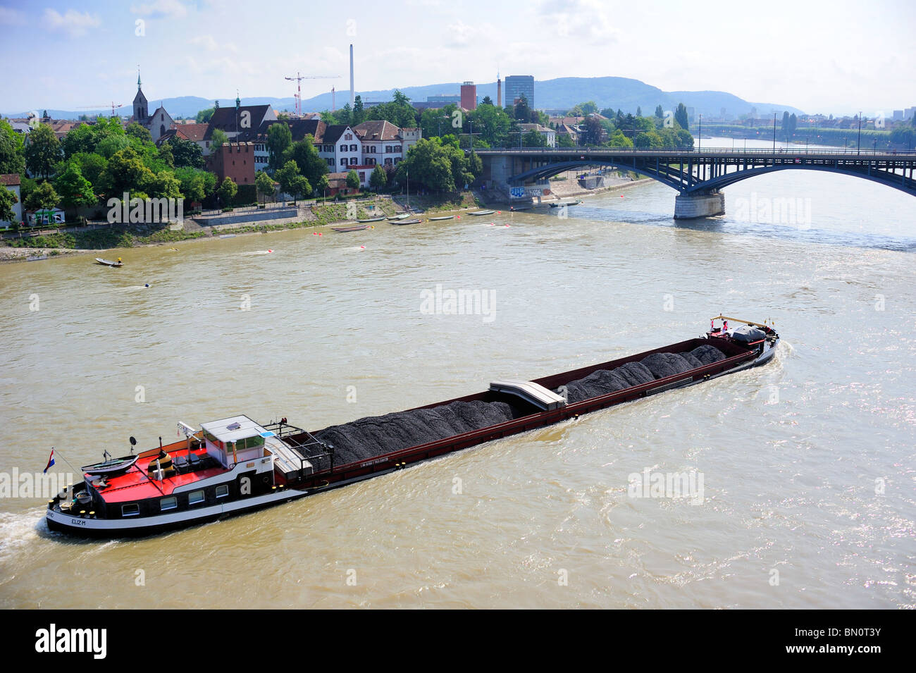 Un olandese del carbone barge risalendo il Reno a Basilea, Svizzera Foto Stock