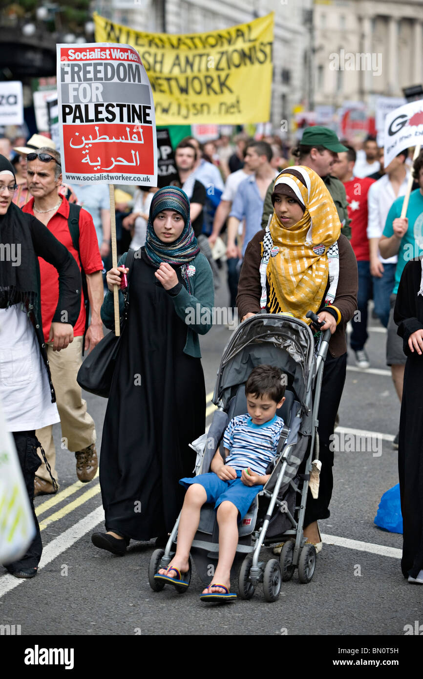 Due donne abbigliate in costumi islamici in corrispondenza di una dimostrazione contro il blocco israeliano della Striscia di Gaza Foto Stock