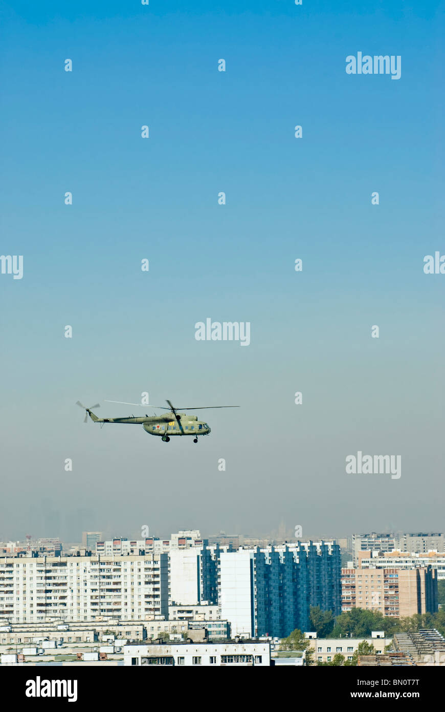 Elicottero russo volare al di sopra di Mosca. Foto Stock