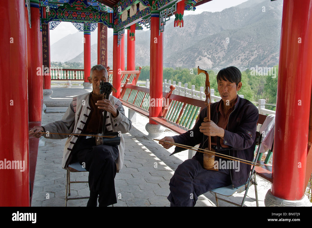 Due uomini giocando Erhus o due corde violini cinesi Shiguzhen Yunnan in Cina Foto Stock