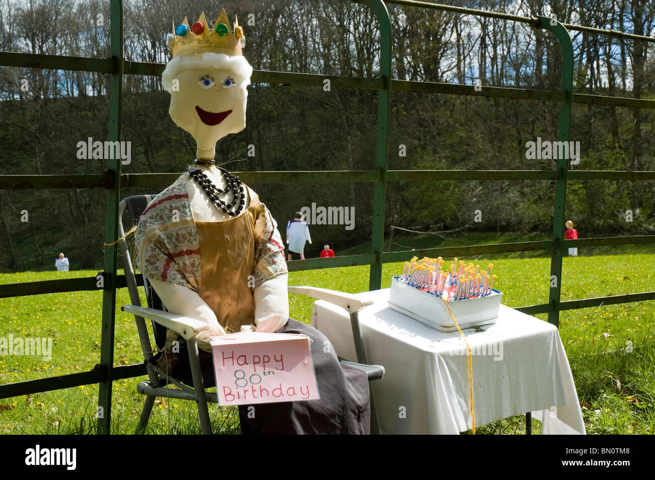 La regina per il suo ottantesimo compleanno. Una mostra a Wray Spaventapasseri Festival, nel villaggio di Wray, vicino a Lancaster, England, Regno Unito Foto Stock