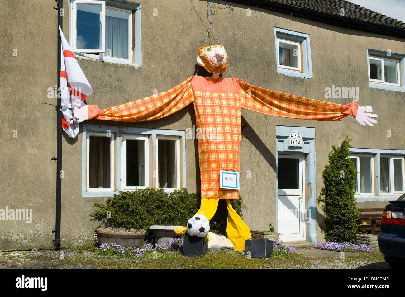 Un calciatore. Una mostra a Wray Spaventapasseri Festival, nel villaggio di Wray, vicino a Lancaster, England, Regno Unito Foto Stock