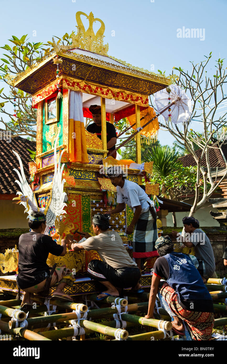 In stile Balinese sono sepolti dopo un periodo di tempo che può superare un mese in modo che la cerimonia di cremazione è sul giorno fausto Foto Stock