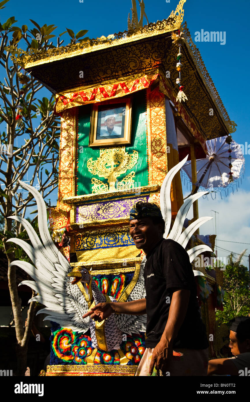 In stile Balinese sono sepolti dopo un periodo di tempo che può superare un mese in modo che la cerimonia di cremazione è sul giorno fausto Foto Stock
