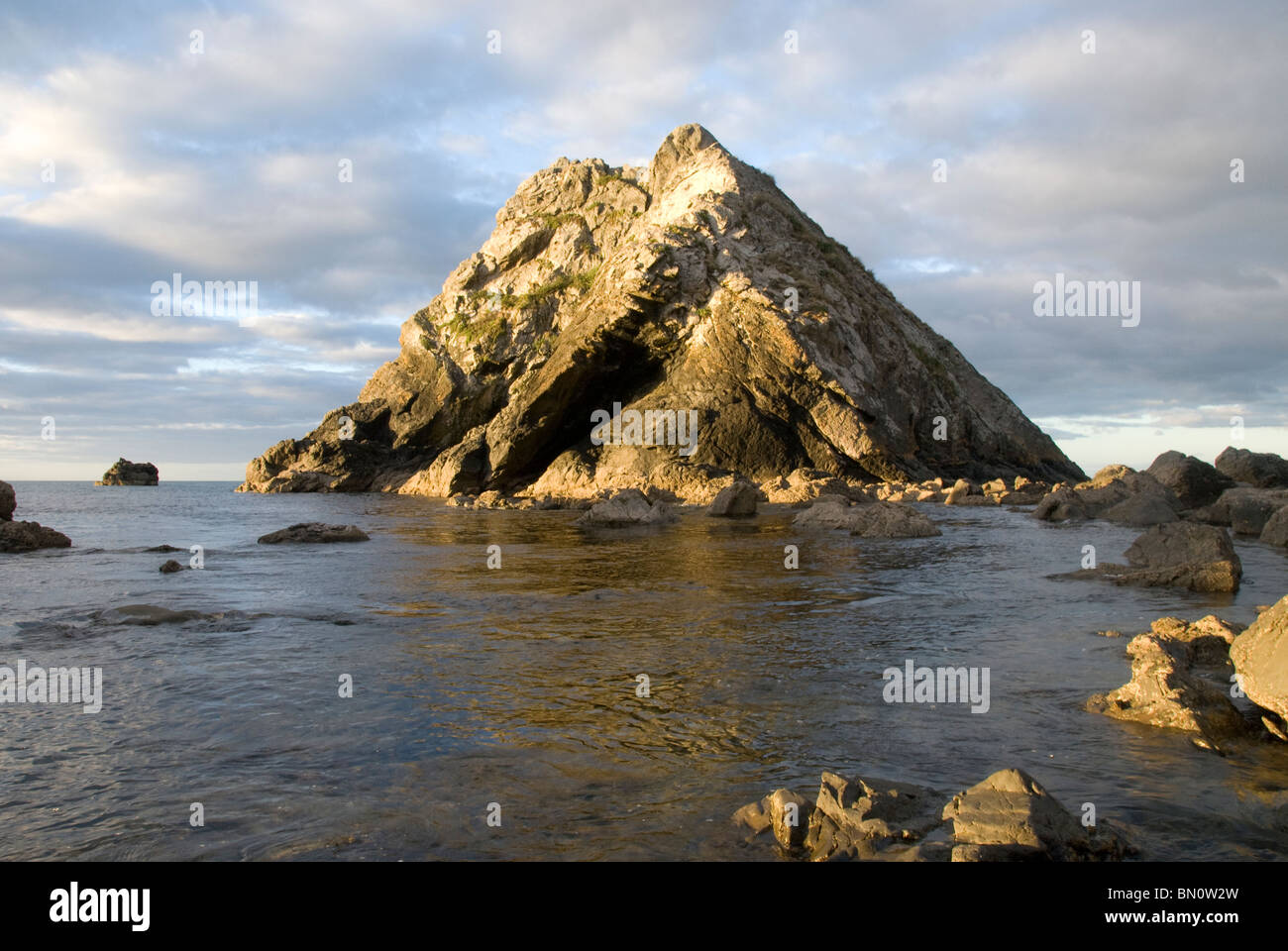 A forma di piramide di roccia, Wairaka punto, Pukerua Bay, Wellington, Nuova Zelanda Foto Stock