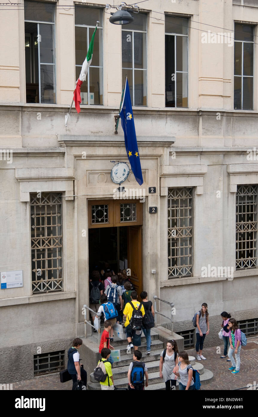 Principale / bambini elementari di entrare a scuola, Milano, Italia Foto Stock