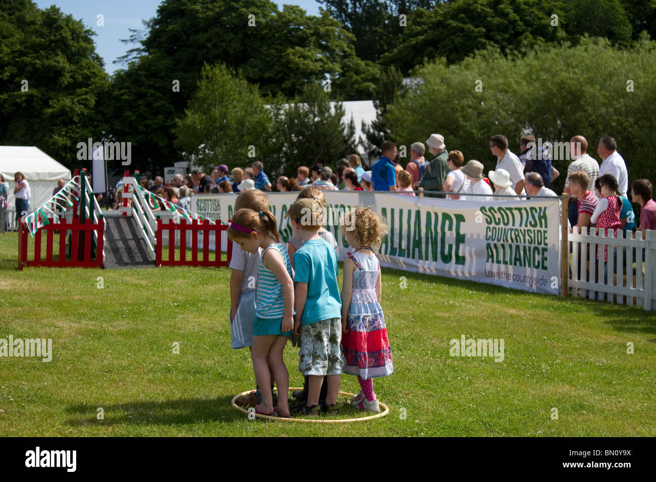 Bambini allevati in un piccolo cerchio al grande Royal Highland Show 2010  Scottish Agricultural Society of Scotland, Regno Unito, tenuto a Ingliston, Edimburgo, Scozia, Regno Unito Foto Stock