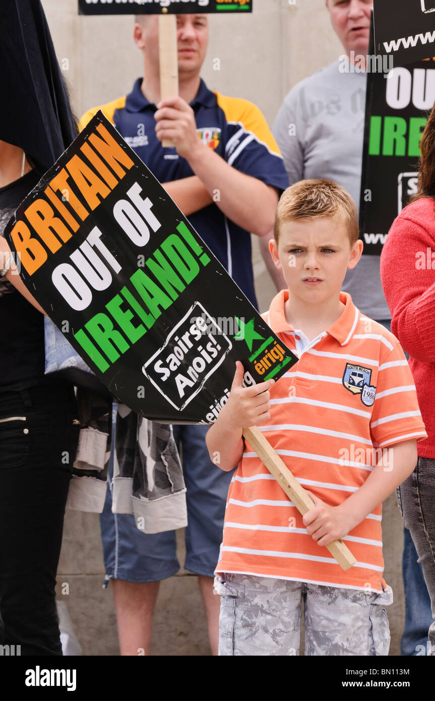 26 giugno 2010, Belfast. Eirigi, una protesta repubblicana gruppo, dimostra contro forze armate/la dominazione britannica in Irlanda del Nord dal mantenimento di un poster che dice "la Gran Bretagna fuori dall Irlanda!' Foto Stock