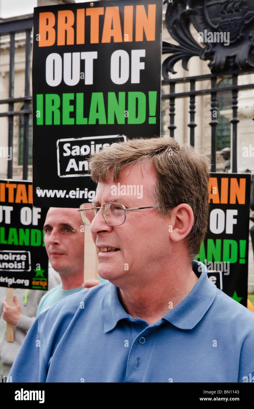 26 giugno 2010, Belfast. Breandán Mac Cionnaith dimostra contro forze armate/la dominazione britannica in Irlanda del Nord Foto Stock