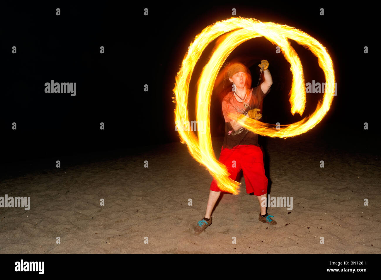 Fire ballerini eseguono sul Golden Gardens Beach in Seattle Washington Foto Stock
