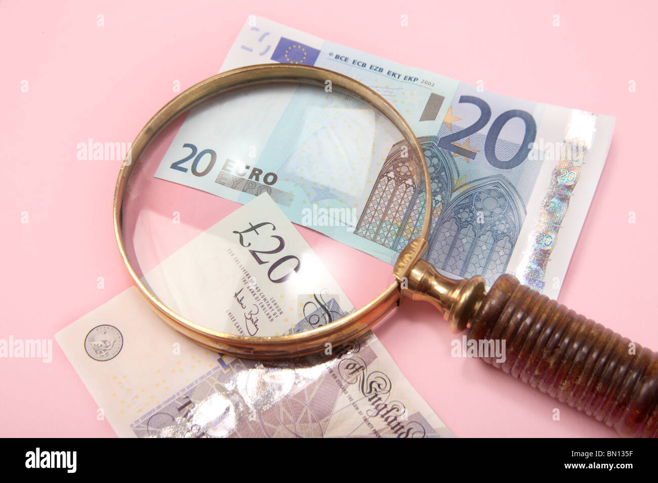 € 20 e € 20 note sotto una lente di ingrandimento Foto Stock