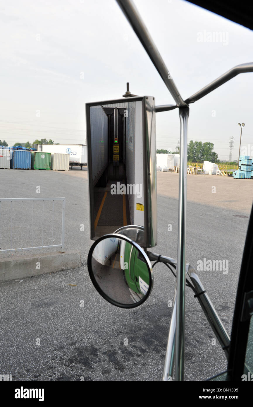 Mirror su un semirimorchio trattore carrello Foto Stock