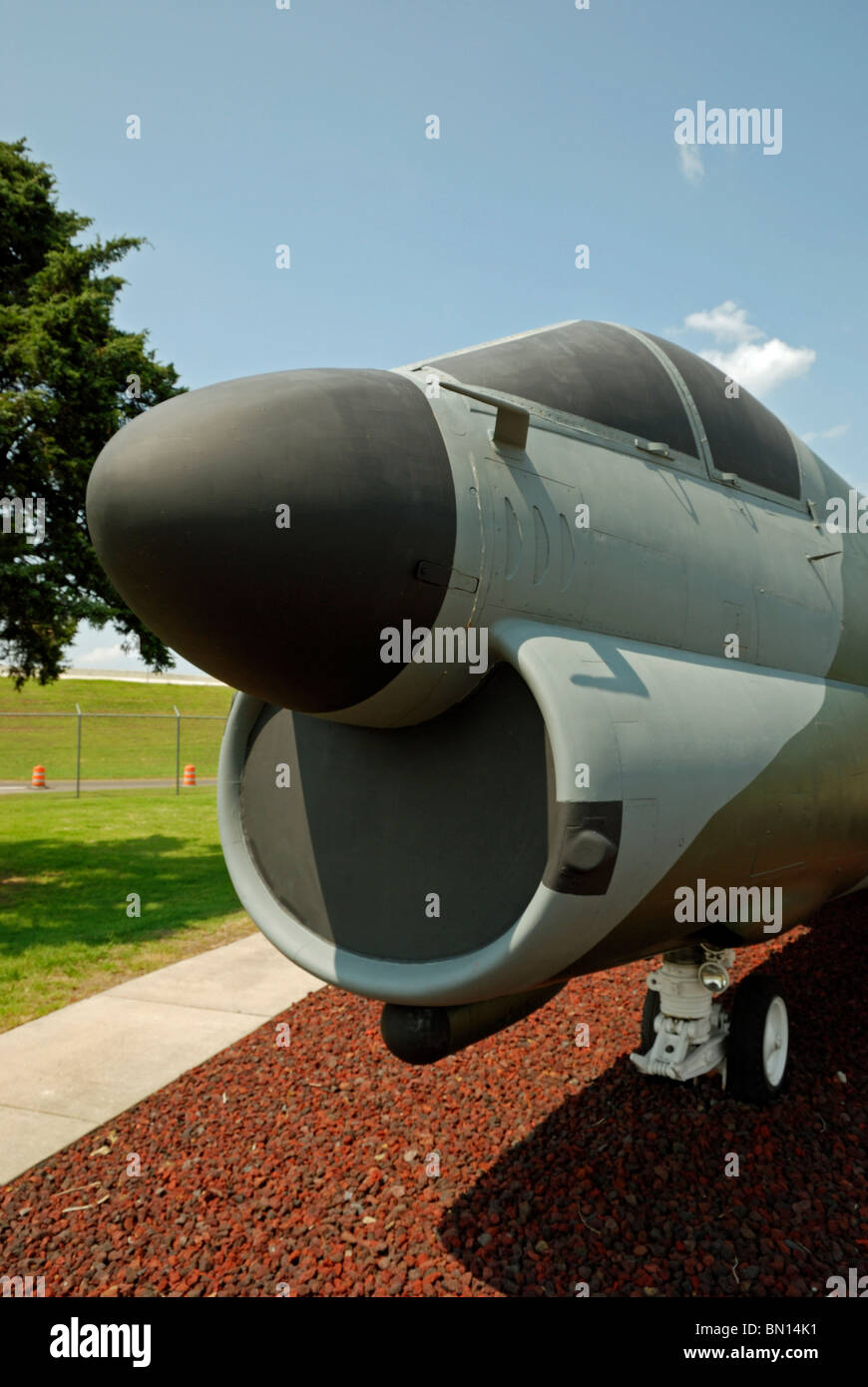 Un A-7D 'Corsair II' fighter bomber sul display a Tinker Air Force Base in Oklahoma City, Oklahoma, Stati Uniti d'America. Foto Stock