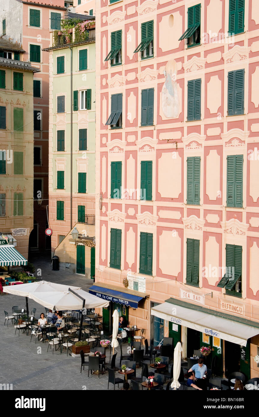 Caffè sul porto di Camogli, la Riviera di Levante, Italia Foto Stock