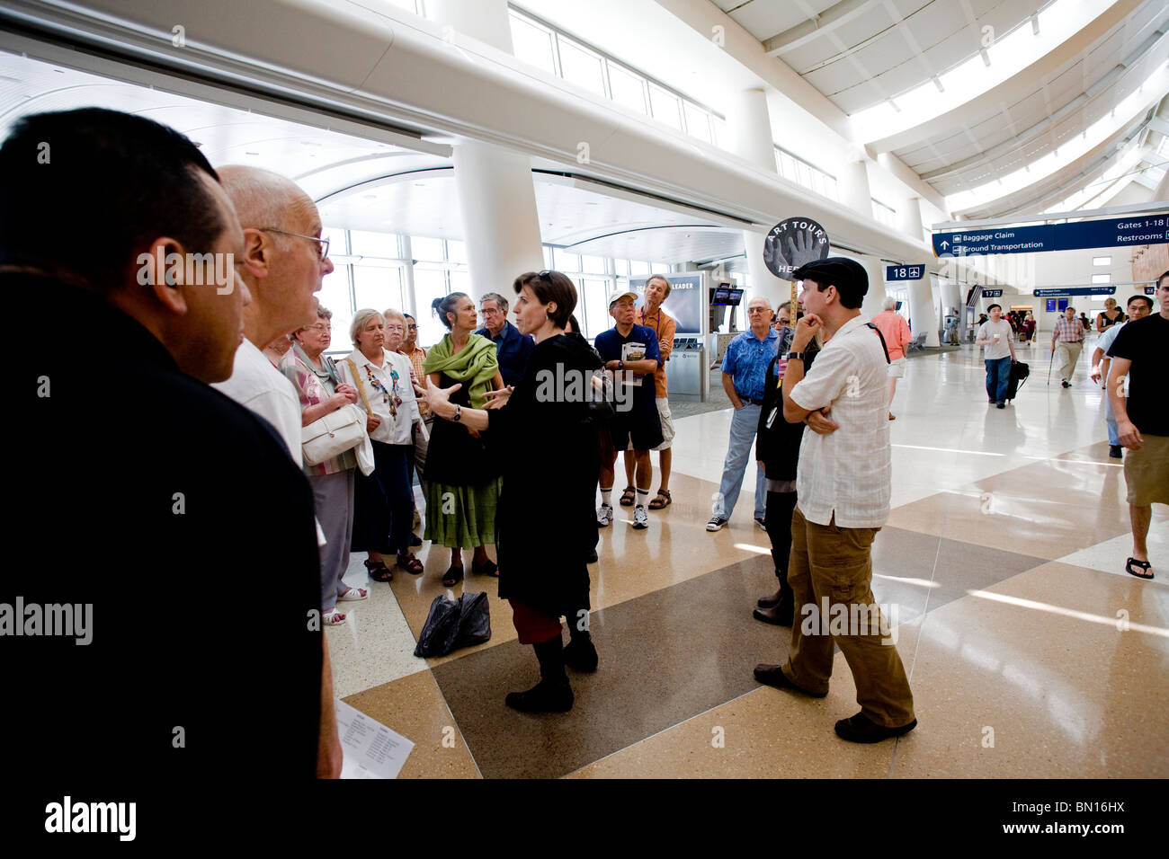 Docente di arte conduce tour nel nuovo Terminal B dell'Aeroporto Internazionale Mineta San Jose Foto Stock