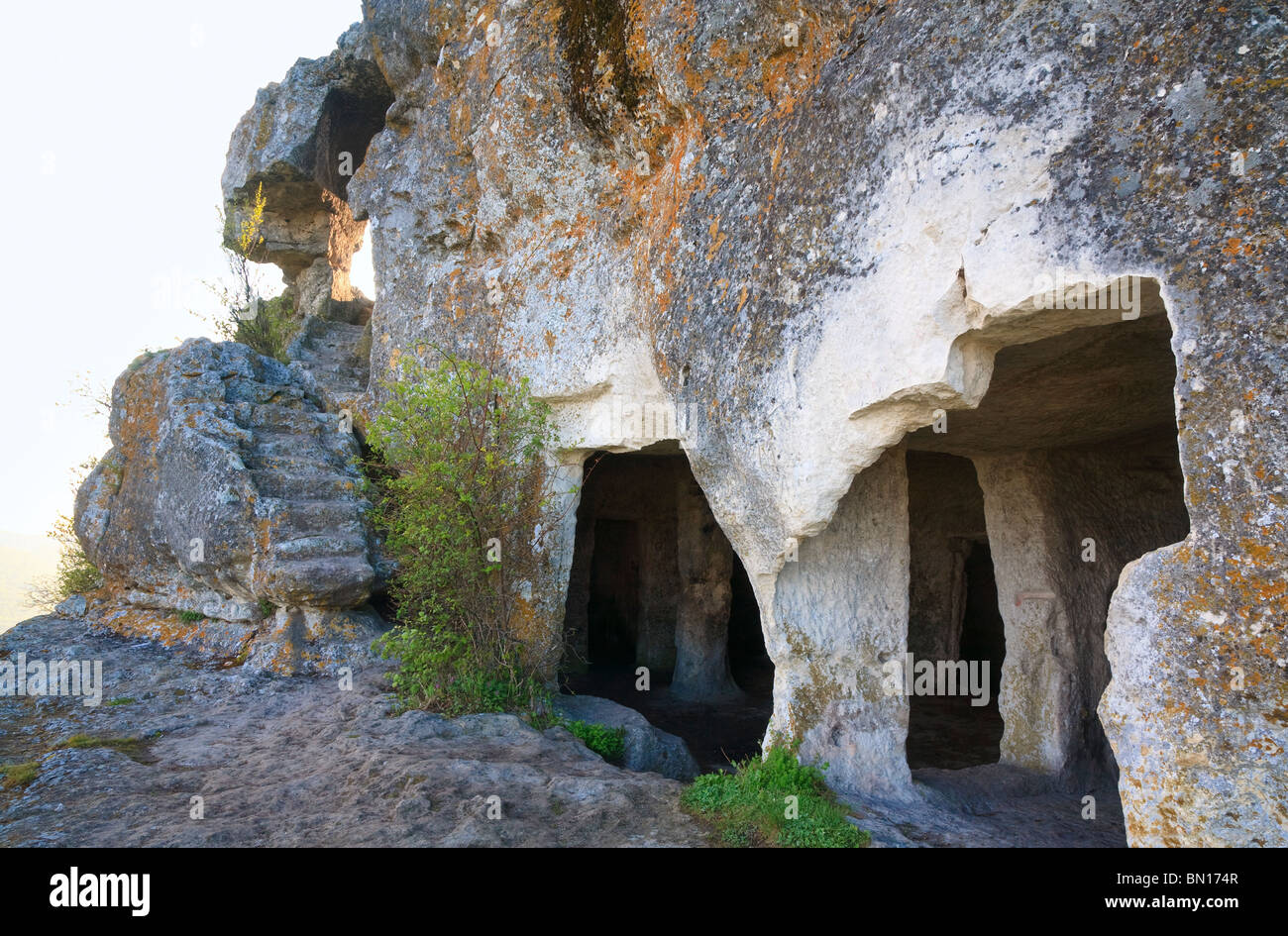 Mattino Nuvoloso vista di uno grotte (Mangup Kale - fortezza storica e antica grotta insediamento in Crimea (Ucraina). Foto Stock