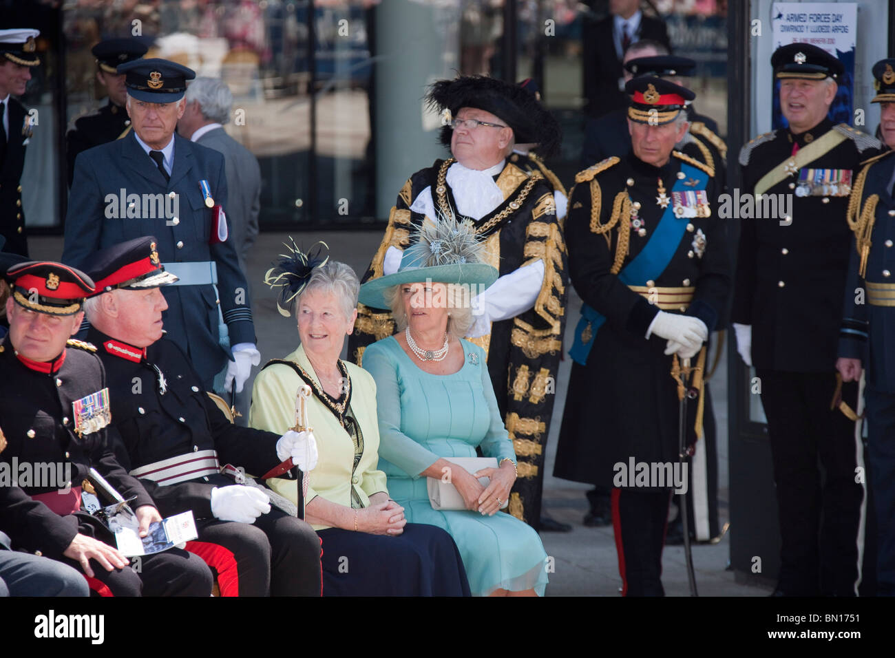 La Gran Bretagna è il principe Carlo assume la salute presso le Forze Armate parata del giorno in Cardiff City Centre Foto Stock