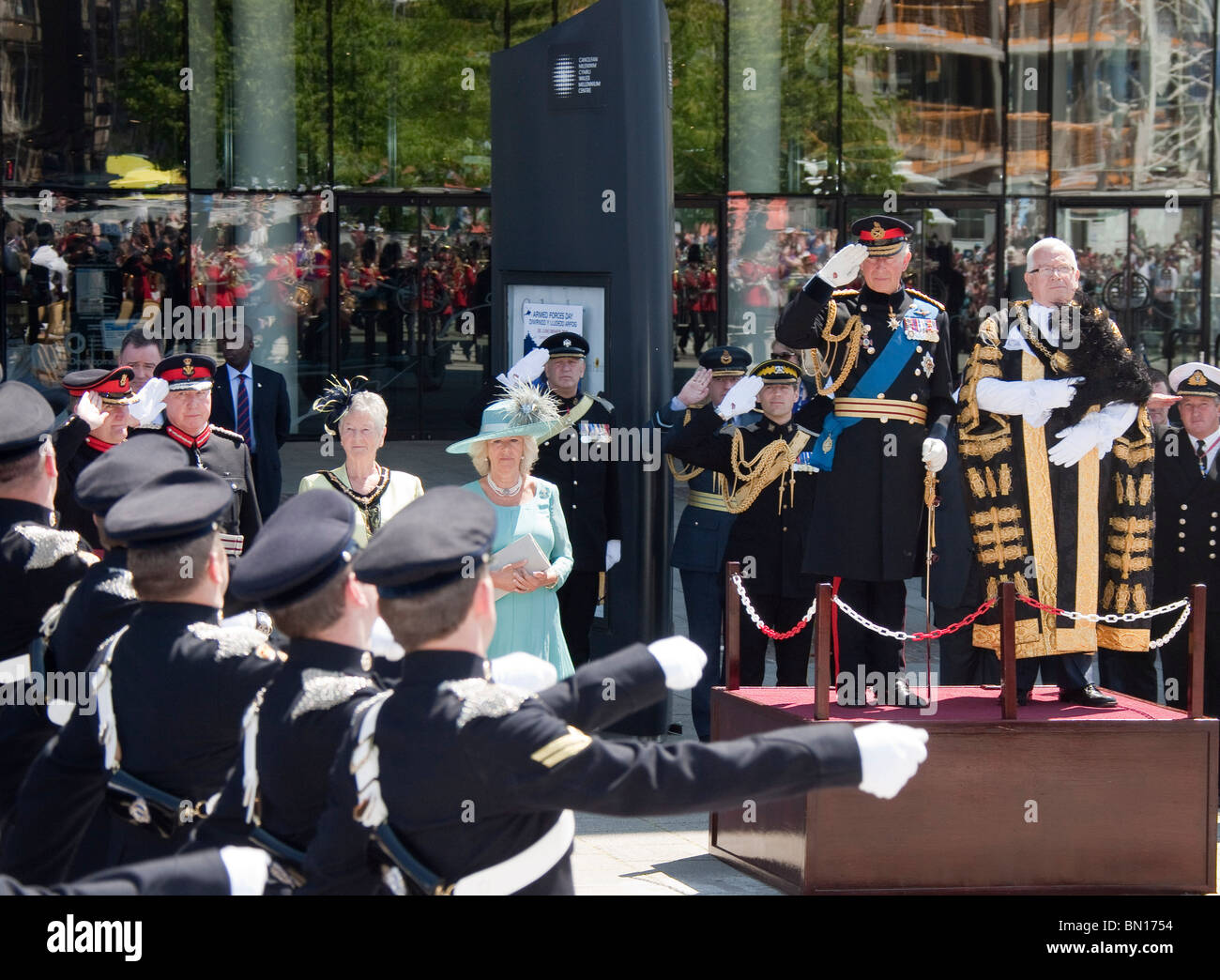 La Gran Bretagna è il principe Carlo assume la salute presso le Forze Armate parata del giorno in Cardiff City Centre Foto Stock