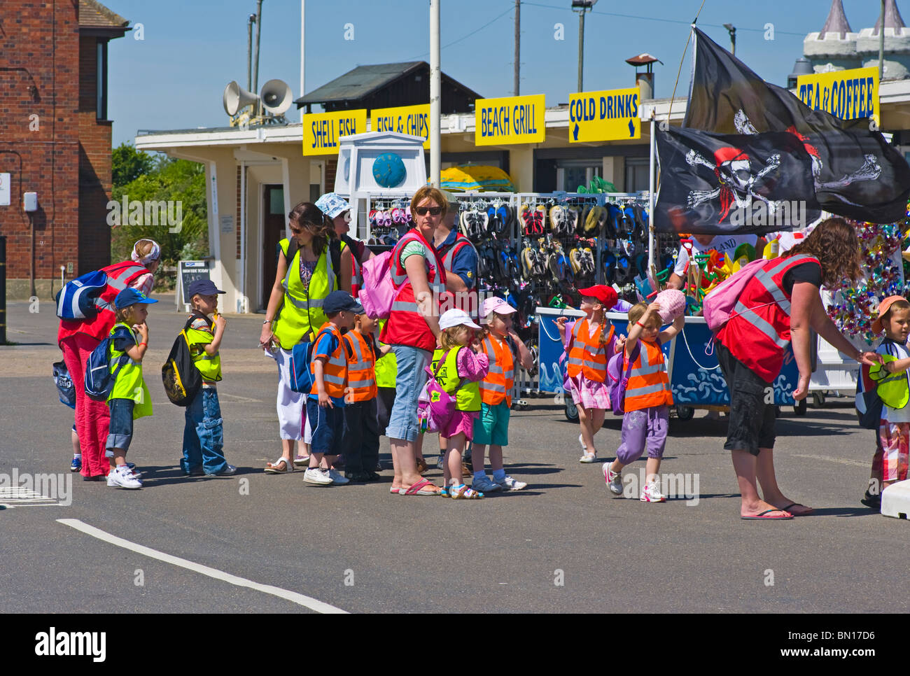 Scolari in un giorno di viaggio a Littlehampton West Sussex England Foto Stock