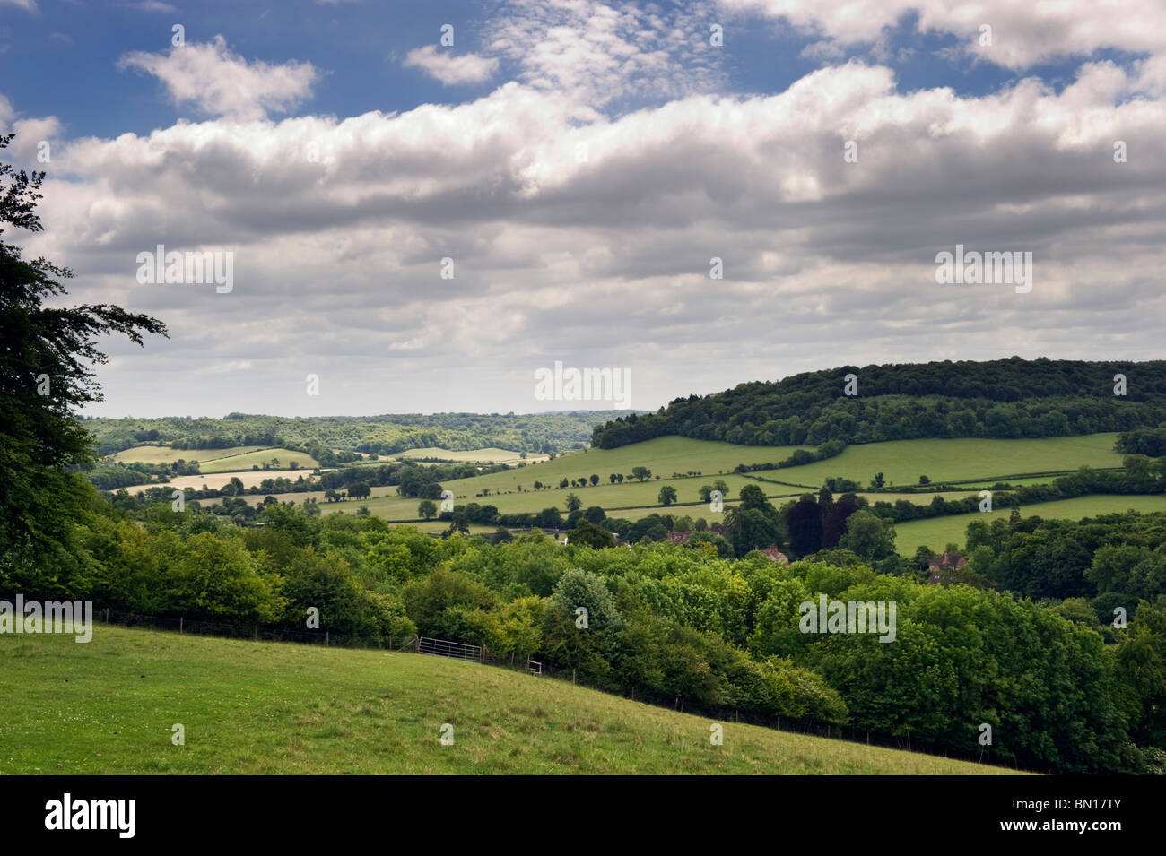 Un paesaggio inglese vista sulla campagna di Hambleden valley in Chilterns campagna, Buckinghamshire REGNO UNITO Foto Stock
