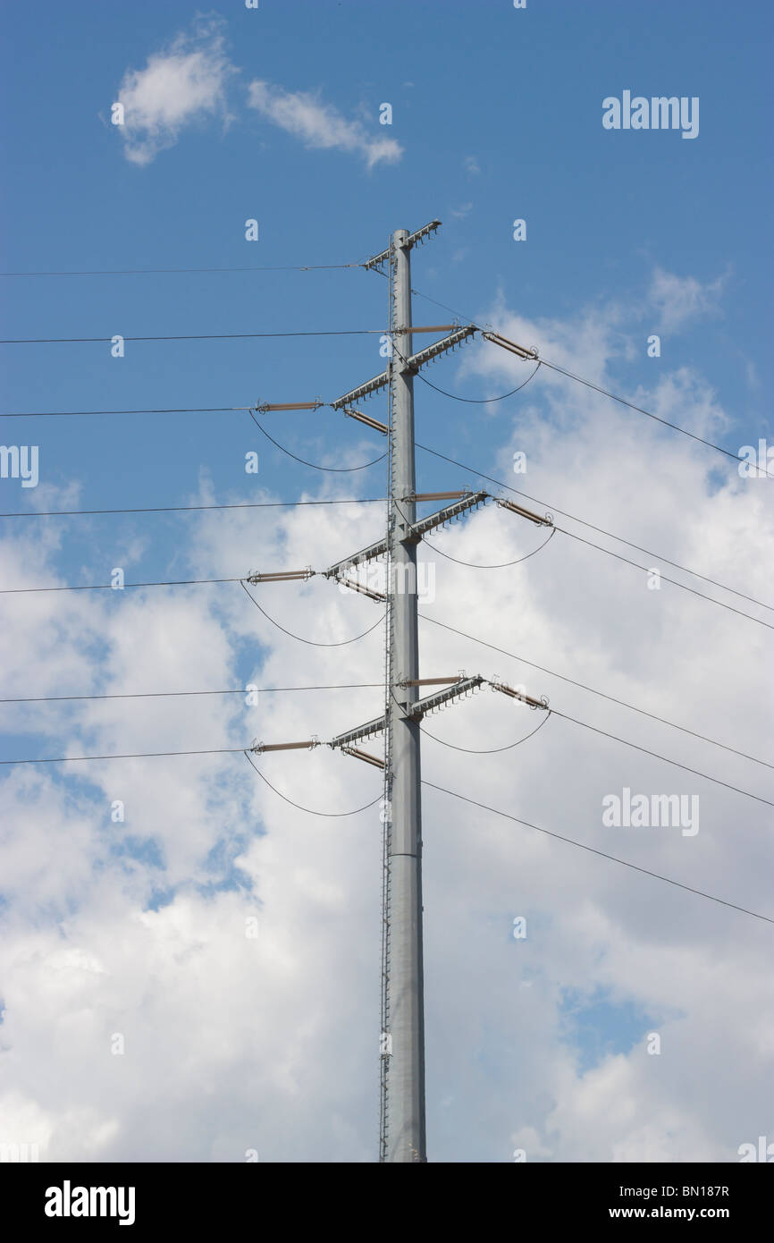 torre elettrica, alta tensione, consumo di energia elettrica. Foto Stock