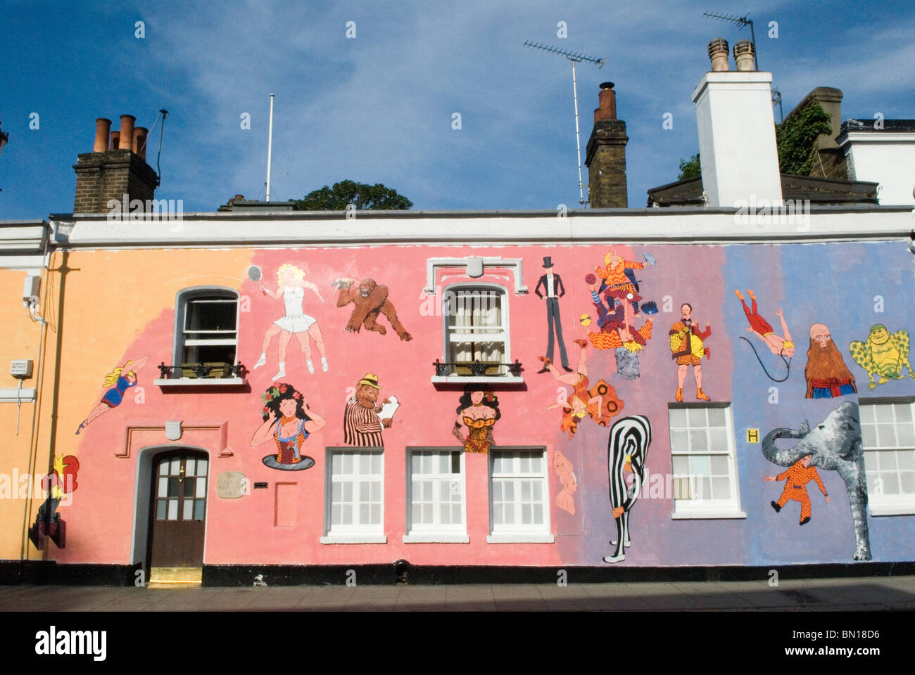 Chelsea Arts Club London ridecorando il loro edificio in Old Church Street opere murales da Tony Common. PARETE temporanea murale HOMER SYKES Foto Stock
