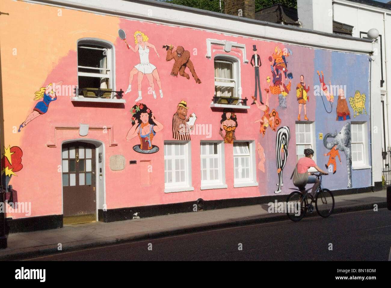 Il Chelsea Arts Club London ha ridecorato il loro edificio in Old Church Street con opere d'arte murali di Tony Common. Murale temporaneo HOMER SYKES Foto Stock