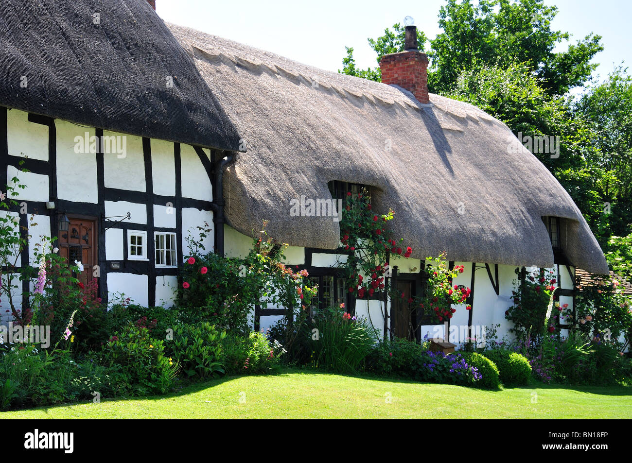 Cottage con il tetto di paglia, Welford-on-Avon, Warwickshire, Inghilterra, Regno Unito Foto Stock