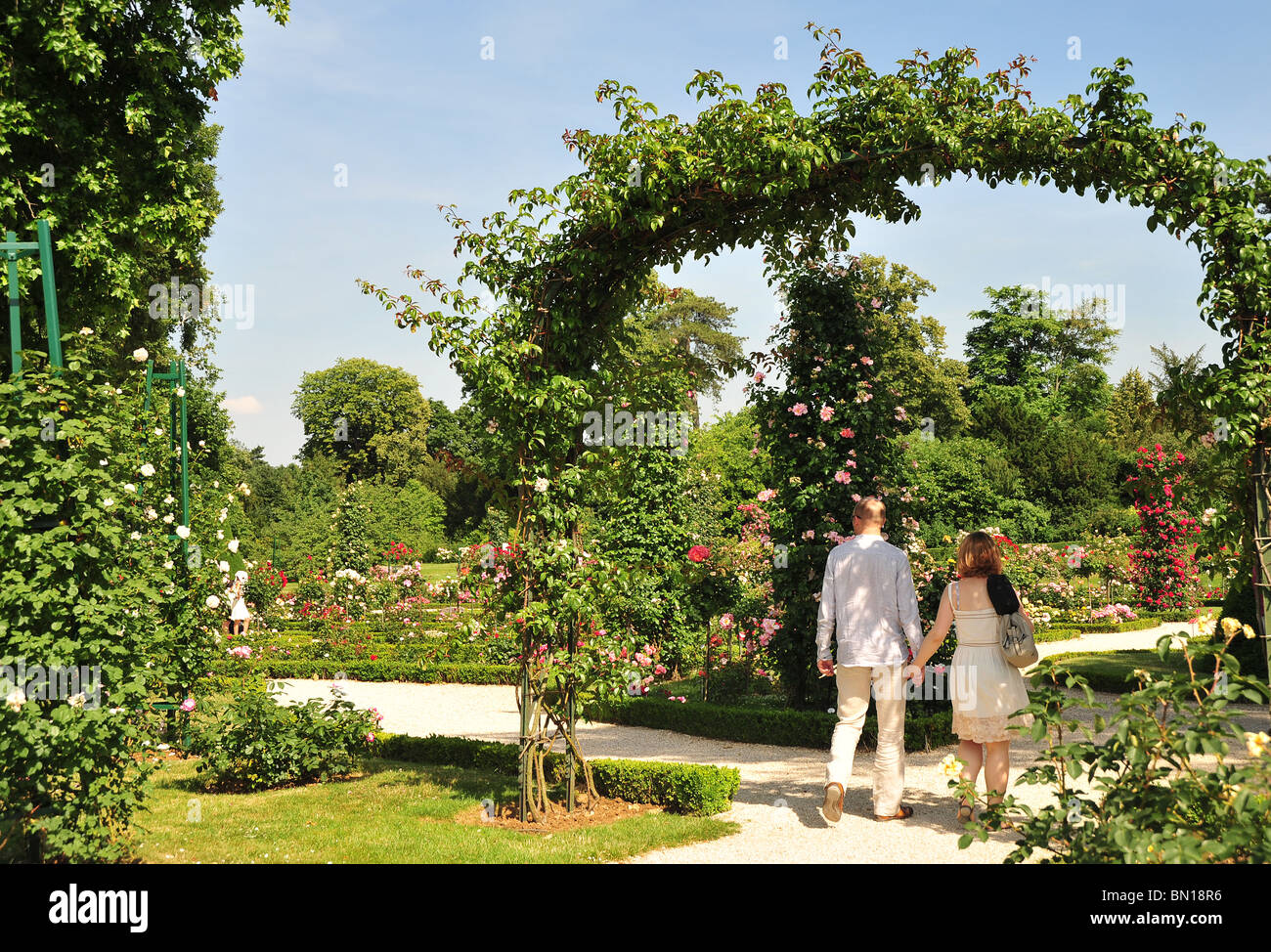 Il Bois de Boulogne, Parc de Bagatelle, giardino di rose e Orangerie. Bagatelle Parc, Parigi, Francia. Foto Stock