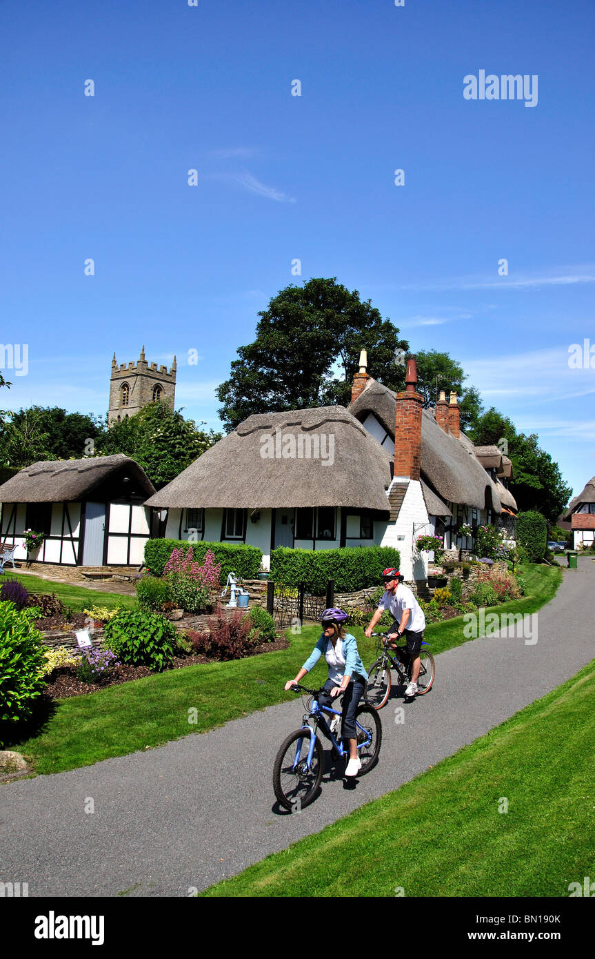 Matura in bicicletta attraverso il villaggio, Welford-on-Avon, Warwickshire, Inghilterra, Regno Unito Foto Stock