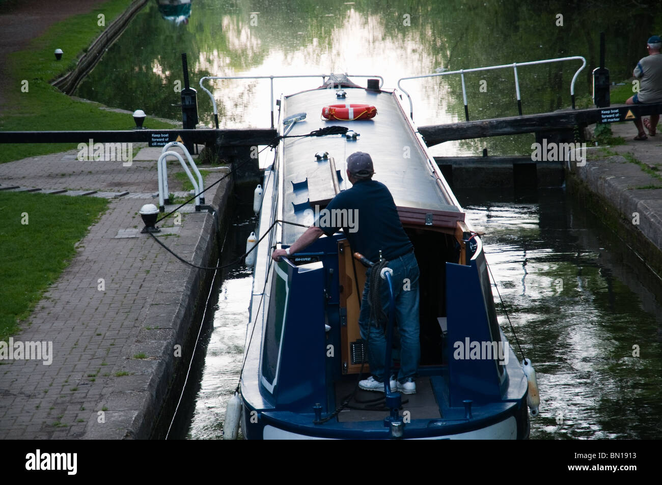 Barca lunga a canal lock, Grand Union Canal, Watford, Hertfordshire, Regno Unito Foto Stock