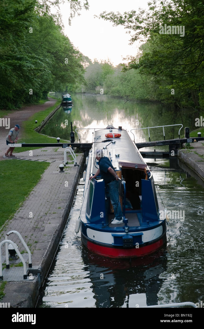 Barca lunga a canal lock, Grand Union Canal, Watford, Hertfordshire, Regno Unito Foto Stock