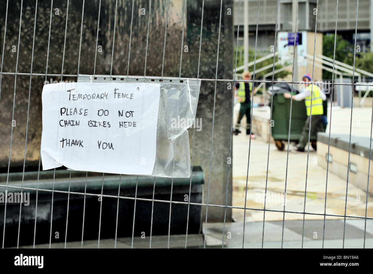 Nessuna moto segno su una recinzione temporanea in Bristol Foto Stock