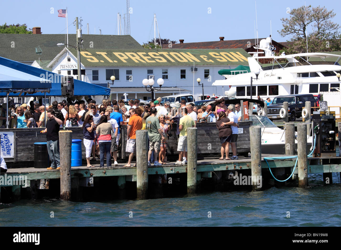 Le persone si sono riunite a Claudio marina nel porto Greenport all'estremità orientale della North Fork di Long Island NY Foto Stock