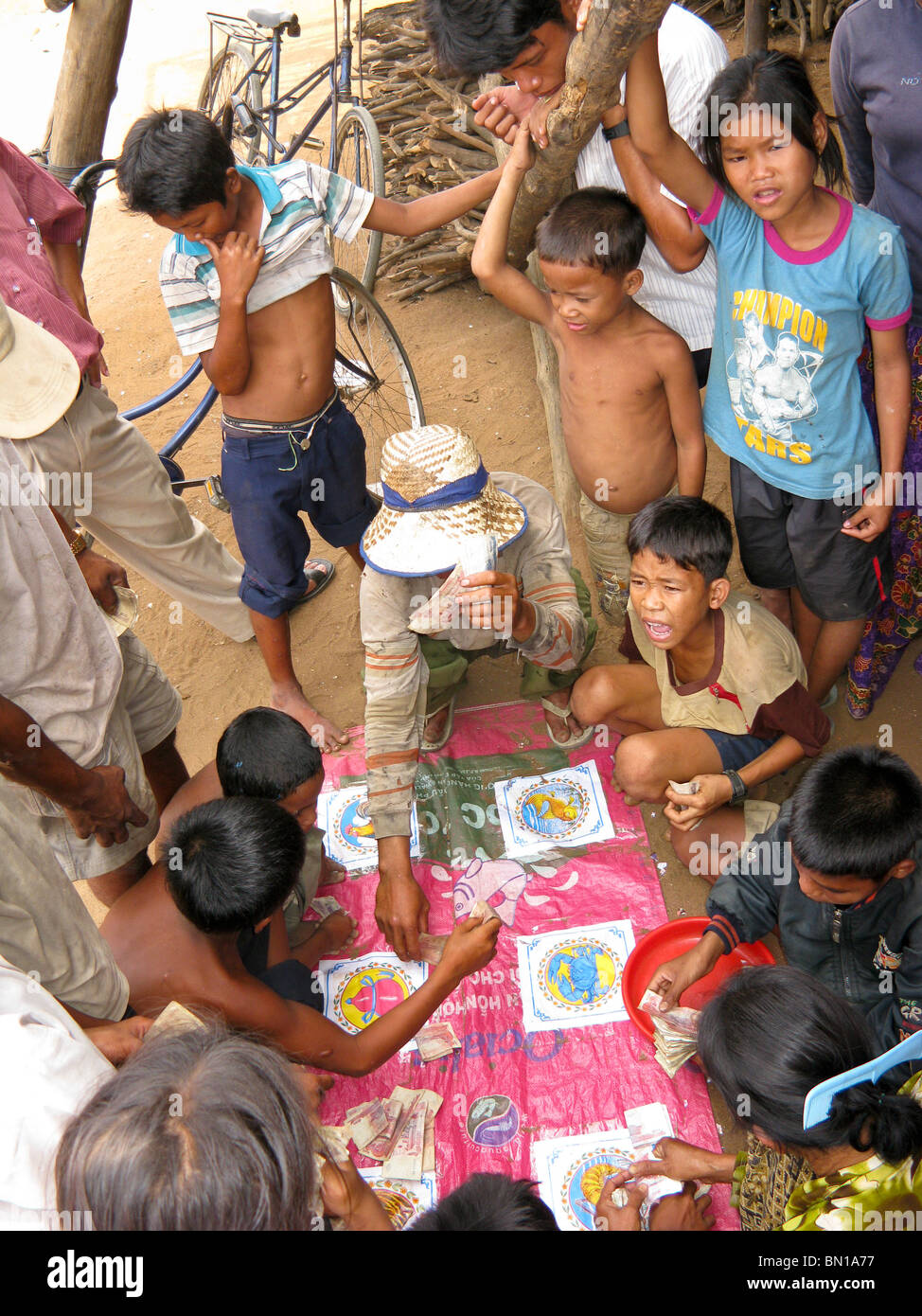 Gli abitanti di un villaggio di gioco d'azzardo al gioco, Kompong Phluk village, Lago Tonle Sap, Cambogia Foto Stock