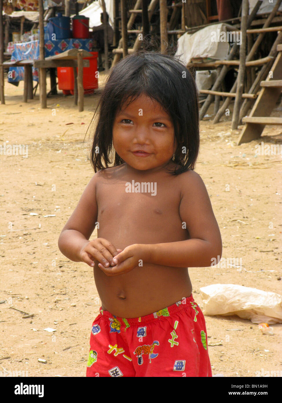 Ragazza a Kompong Phluk village, Lago Tonle Sap, Cambogia Foto Stock