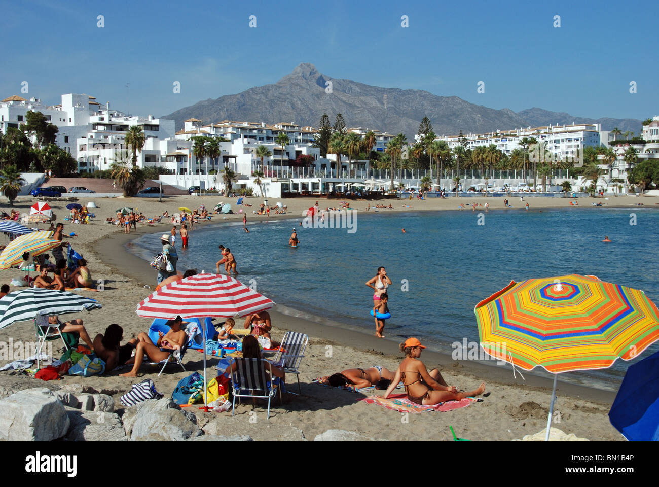 Vista lungo la spiaggia di Puerto Banus a Marbella, Costa del Sol, provincia di Malaga, Andalusia, Spagna, Europa occidentale. Foto Stock