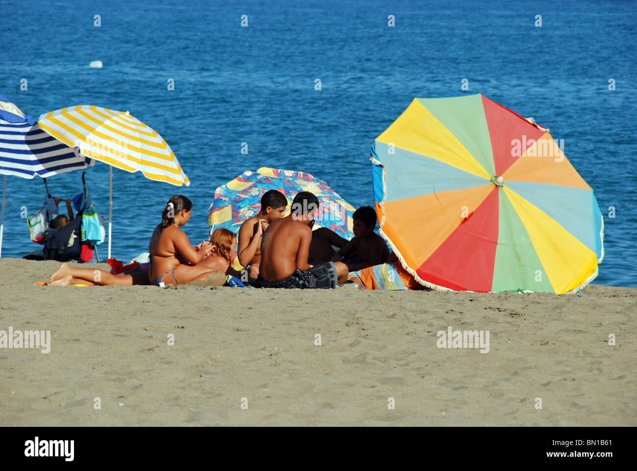 I turisti sulla spiaggia di Torremolinos, Costa del Sol, provincia di Malaga, Andalusia, Spagna, Europa occidentale. Foto Stock