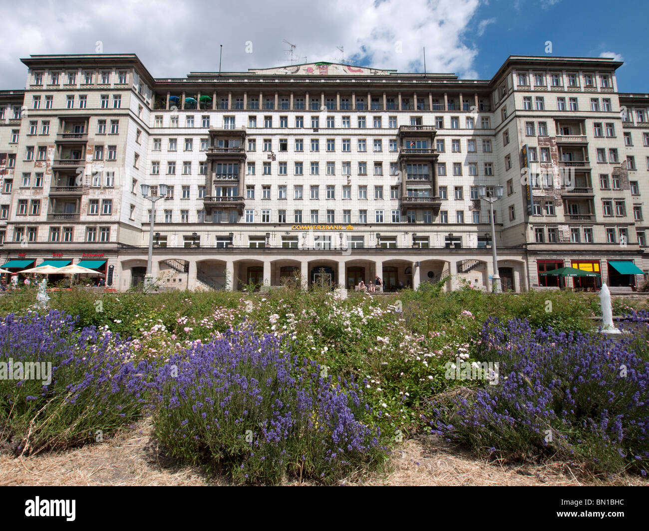 Grande era socialista vecchio edificio di appartamenti in Karl Marx Allee nella ex Berlino est nella Repubblica federale di Germania Foto Stock