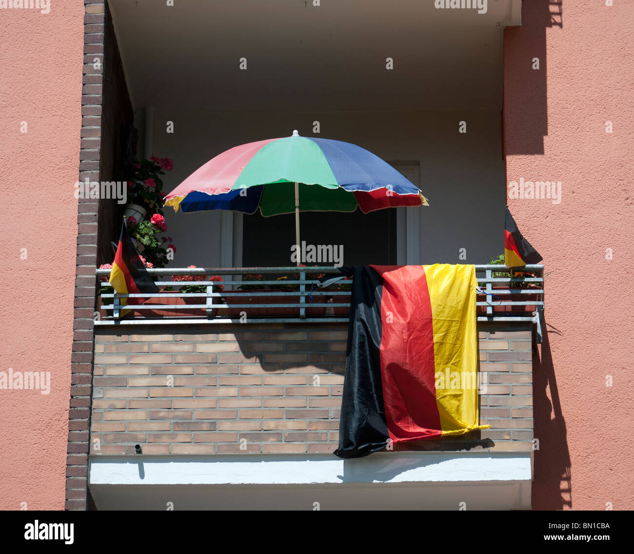 Balcone con bandiera tedesca e parasol durante la Coppa del Mondo di Calcio 2010 a Berlino Germania Foto Stock