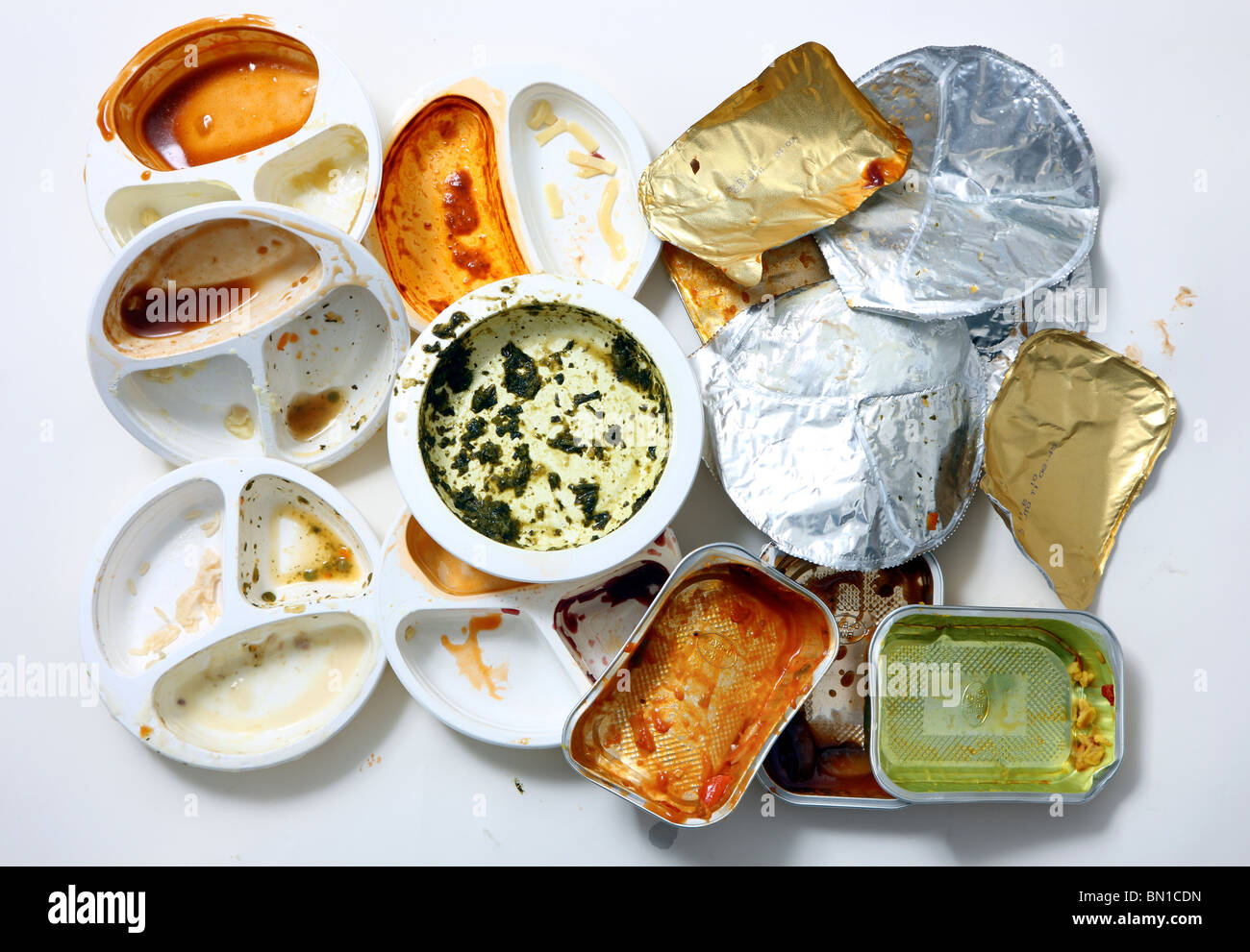 Resti di diversi pronti a servire i pasti. Plastica e alluminio rifiuti. La convenienza dei prodotti alimentari. Foto Stock