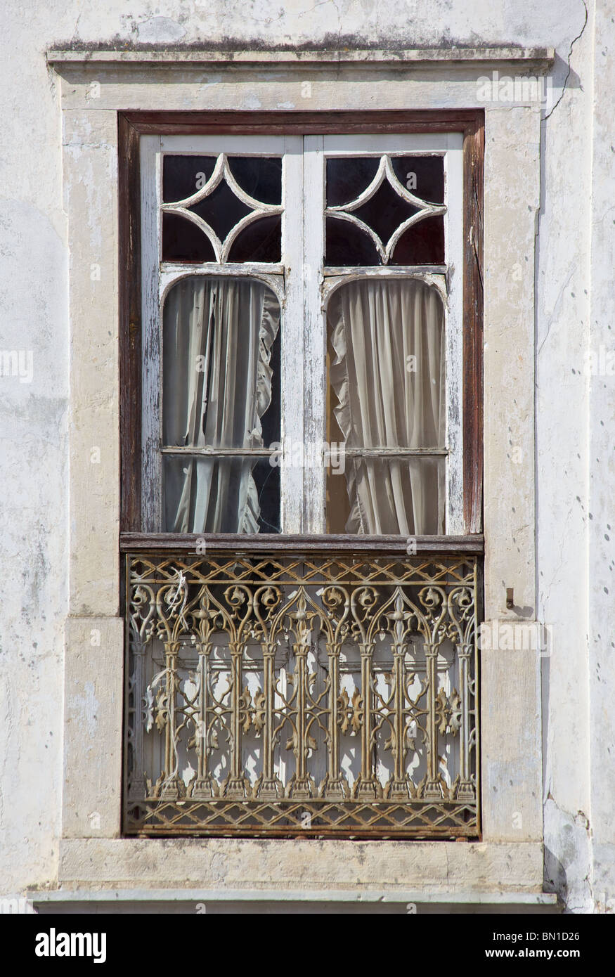Rustico verniciato bianco finestra del Vecchio Mondo Europa con letti in ferro battuto con balcone Foto Stock