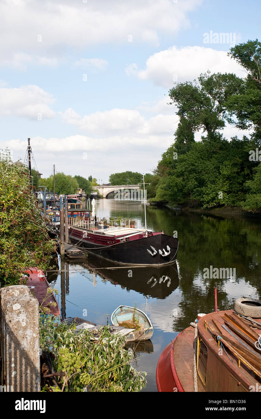 Barche sul fiume il Tamigi mediante il ponte di Kew Foto Stock
