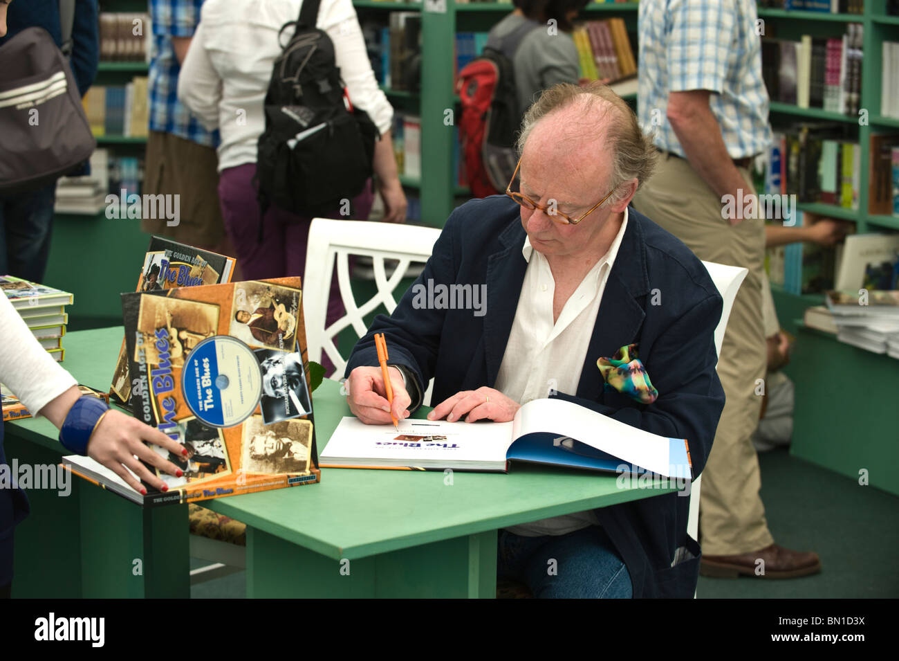 Album cover designer Richard Evans firma libro in cui gli autori incontrano i loro fan a Hay Festival 2010 Hay on Wye Powys Wales UK Foto Stock