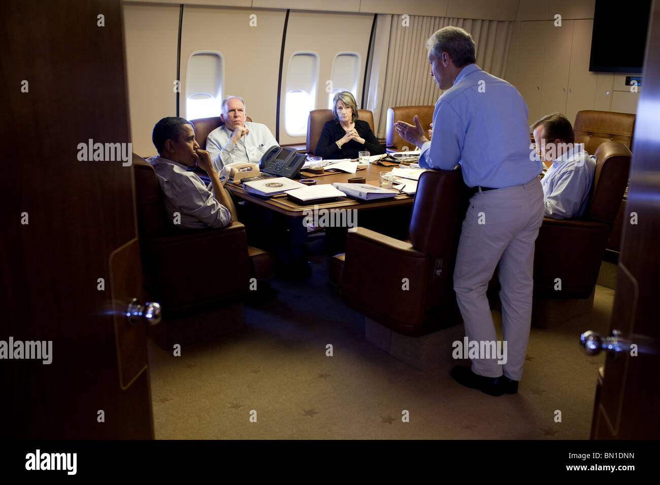 Barack Obama ascolta il Capo dello Staff Rahm Emanuel, destra durante un briefing sulla BP fuoriuscita di petrolio nel golfo del Messico Foto Stock