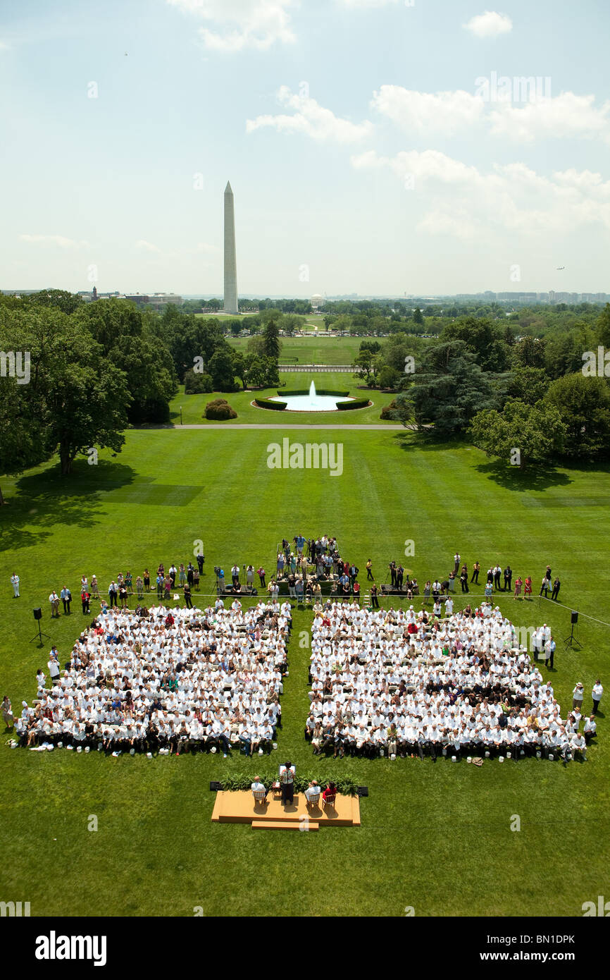 La First Lady Michelle Obama parla durante il 'Passiamo!' chef evento sul prato Sud della Casa Bianca, 4 giugno 2010. Foto Stock
